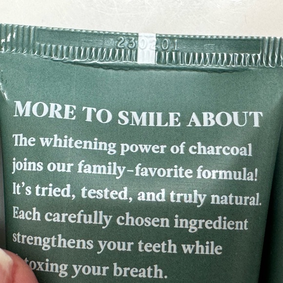 Wellnesse Charcoal Toothpaste 4oz x6 - Picture 5 of 10
